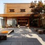 Simple Contemporary Courtyard Design Ideas for Rising Kids by Studio Junction: Contemporay Courtyard Garden Design Ides