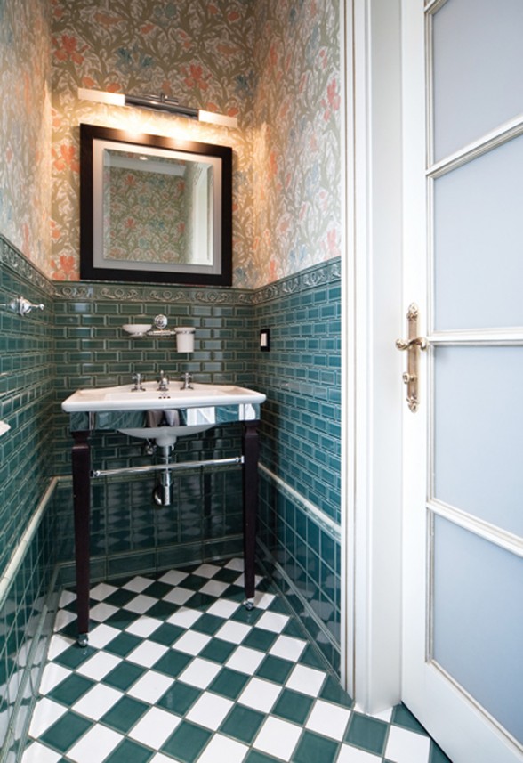 Elegant and Traditional Interior House Design - Bathroom