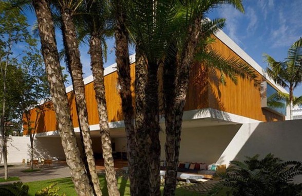 Exotic Luxury House Design in Sau Paulo - Garden