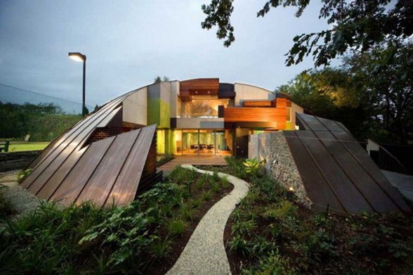 Puzzle-shaped House, an Experimental Green House Design