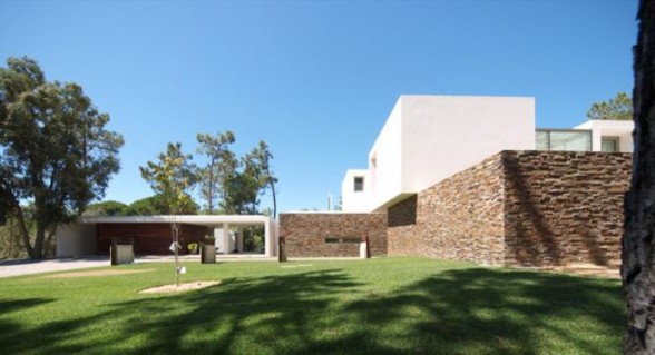 Minimalist Architecture in Contemporary House Design - Yard