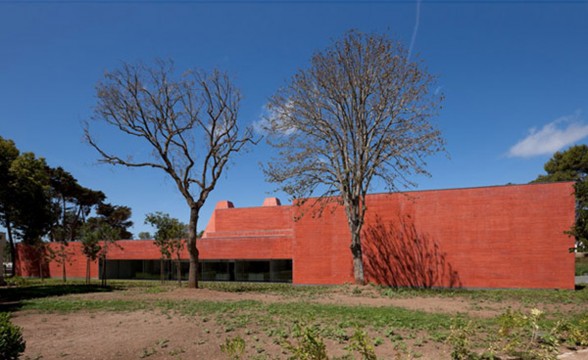 Portuguese Contemporary Concrete House Plans - Yard