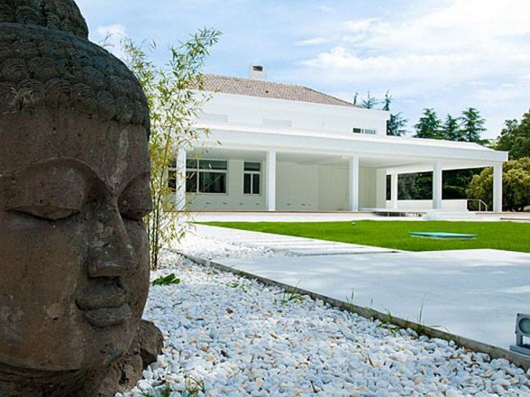 Elegant Contemporary Villa in Sleek White Themes