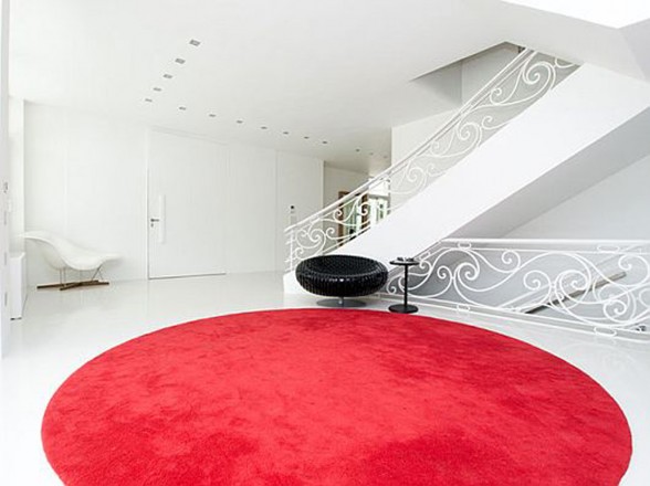 Elegant Contemporary Villa in Sleek White Themes - Staircase