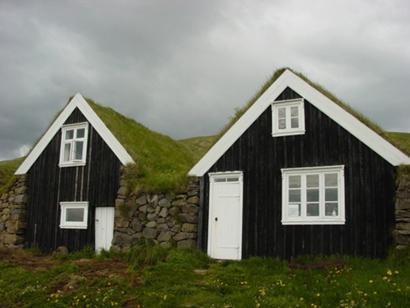 Traditional Icelandic House, Beautiful Green Building - Neighbour