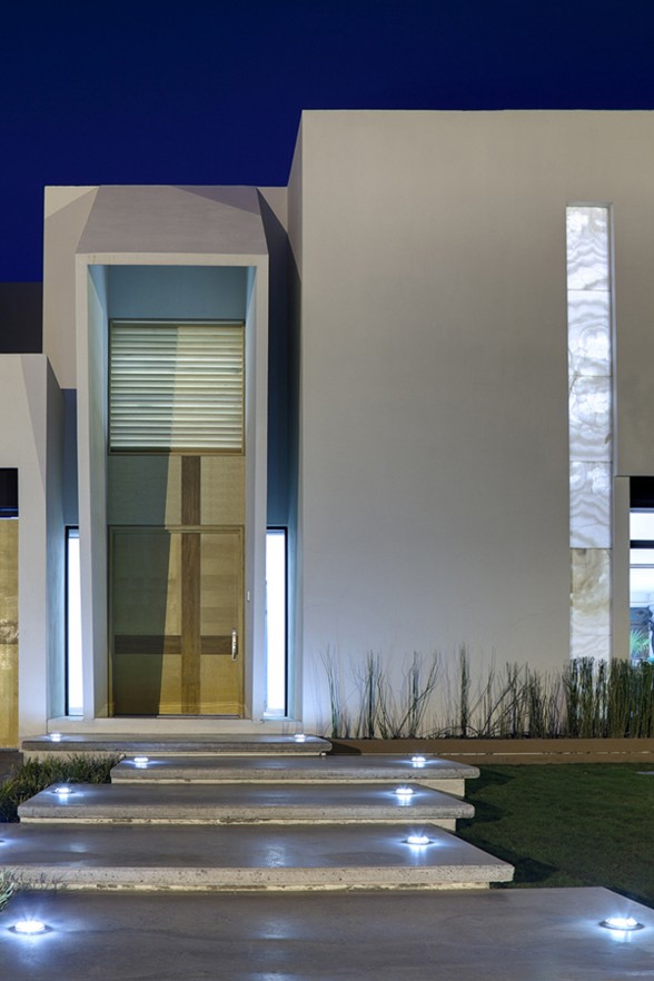 Marvelous Sculpture House Design in Juarez Mexico by Arquitechtura - Entrance