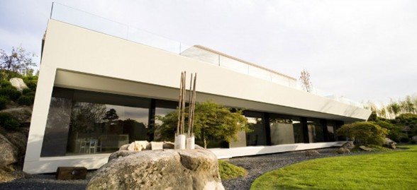 Amazing Sculptural House, Modern Home Design in Spain - Garden