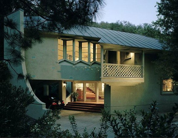 Contemporary Mountain House with Wooden Interior Design - Entrance