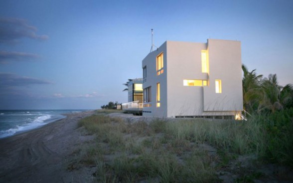 Great Beachfront House Design from Hughes Umbanhowar