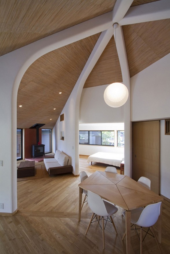 Japanese Pentagonal House, Beautiful Modern and Traditional Mixing - Dining Room