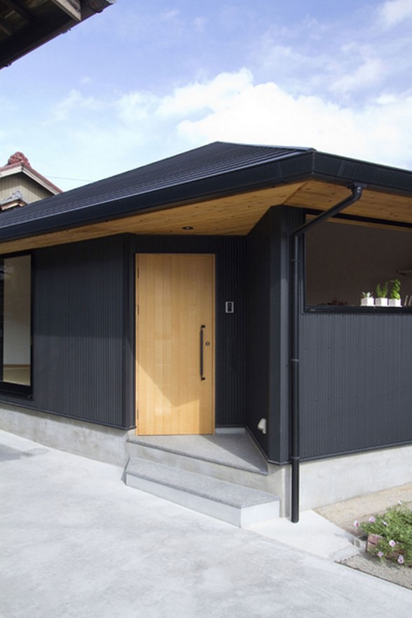 Japanese Pentagonal House, Beautiful Modern and Traditional Mixing - Entrance