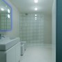 Modern and Colorful House Design Decorated with Bright Lamps: Modern And Colorful House Design Decorated With Bright Lamps   Bathroom
