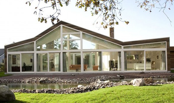 Ranch House with Glass Façade and Contemporary Design