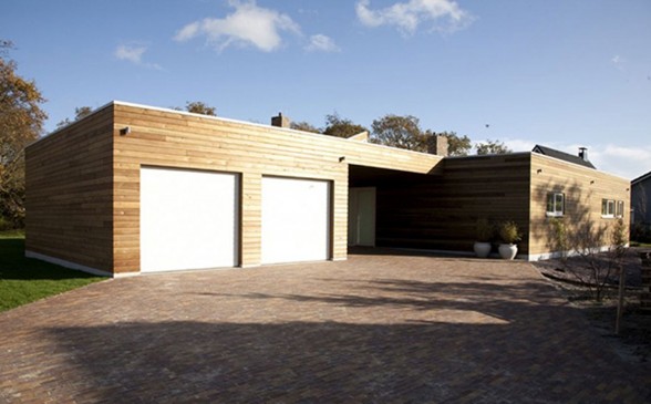Ranch House with Glass Façade and Contemporary Design - Garage