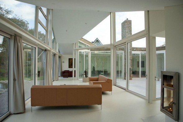 Ranch House with Glass Façade and Contemporary Design - Livingroom