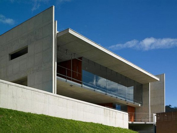 SPBR Arquitetos Design, The Santa Teresa House in Brazil - Balcony