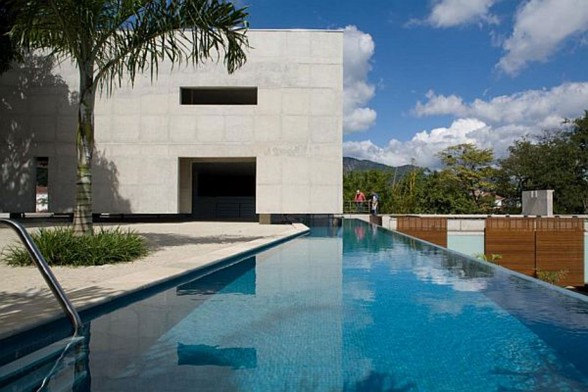 SPBR Arquitetos Design, The Santa Teresa House in Brazil - Pool