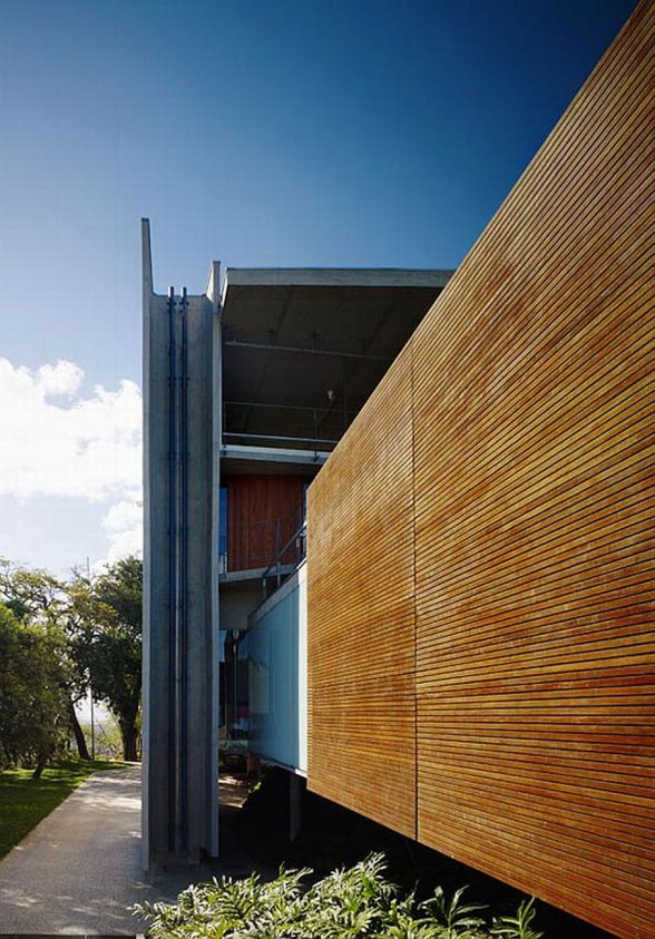 SPBR Arquitetos Design, The Santa Teresa House in Brazil - Wooden Wall