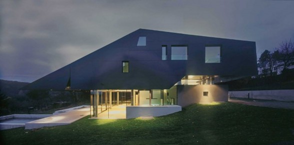 Sci-Fi House, Modern House Design in Frankfurt Countryside Area - Architecture