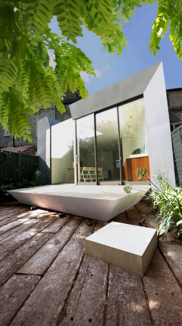 Simple Modern Terrace House Design in LondonHouse  - Yard