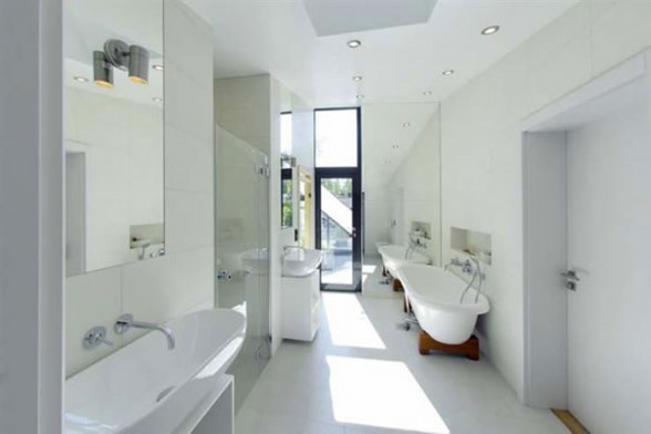 Eco Friendly House in Bunker Style Home Architecture - Bathroom
