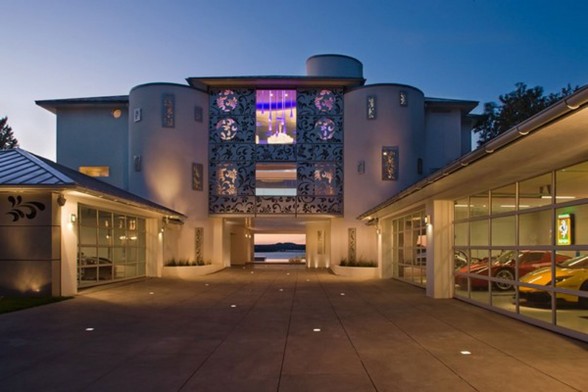 Fabulous Acquavilla Palace by Winn Wittman Architects in Texas - Giant Screen in Facade