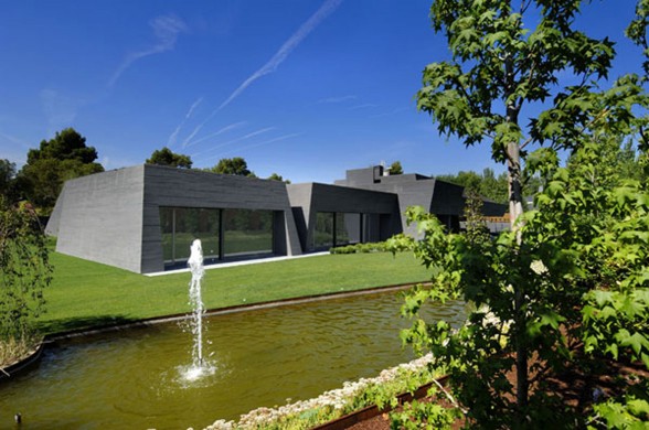 Huge Concrete House Design with Black Interior and Exterior - Pond