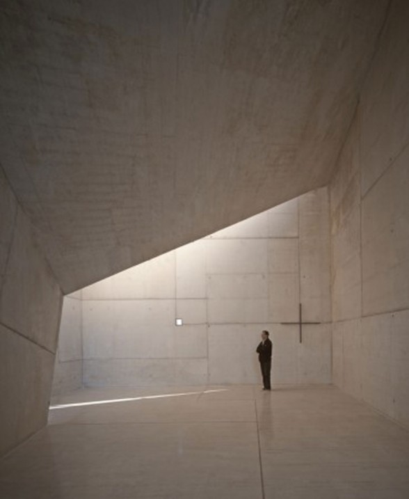 Modern Spanish Chapel Architecture from SMAO - Interior