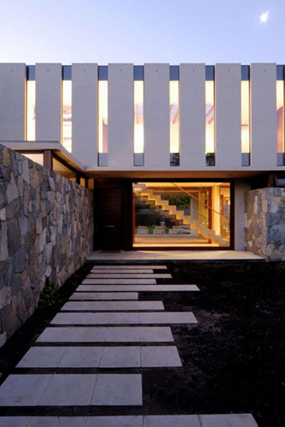 Solid Architecture of Fleischmann-Ossa House by Mas y Fernandez Arquitectos Architects - Footpath