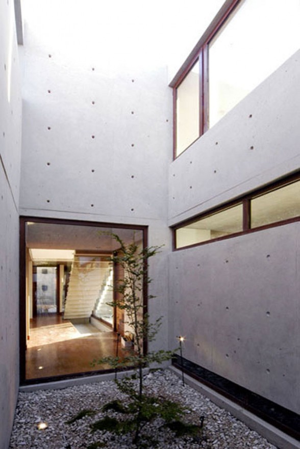 Solid Architecture of Fleischmann-Ossa House by Mas y Fernandez Arquitectos Architects - Indoor Garden