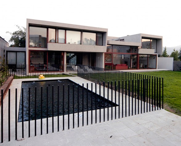 Solid Architecture of Fleischmann-Ossa House by Mas y Fernandez Arquitectos Architects - Pond