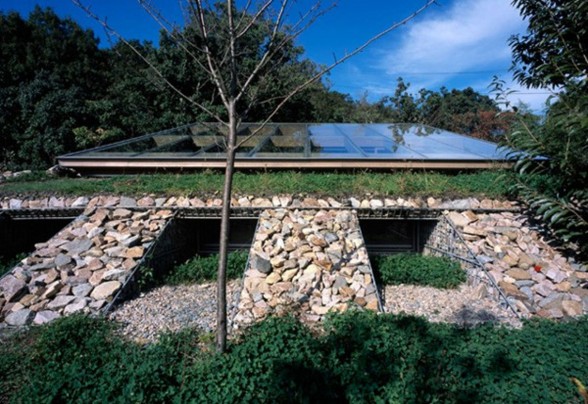The Beach Valley, a Roof of Glass House Design - Garden