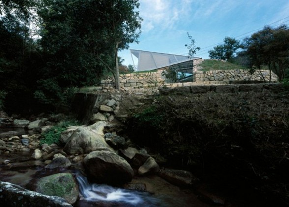 The Beach Valley, a Roof of Glass House Design - River