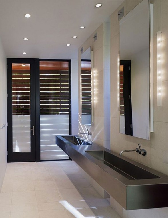 The Harkavy Residence, Wooden House Inspiration by Robert Gurney Architect - Bathroom