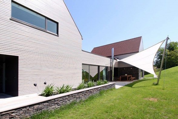 Two-Storey House Design with Beautiful Green Yard - Backyard