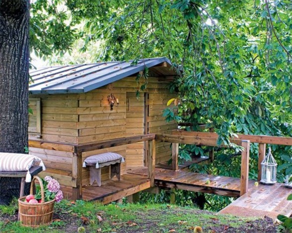 Rustic Tree House, Mini Home with Wooden Materials for summer - Bridge