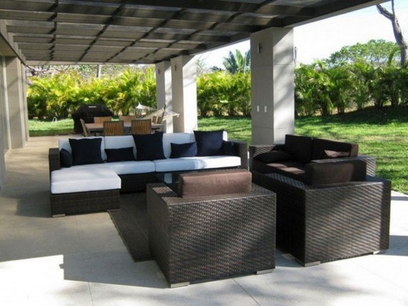 simple enjoyable outdoor living room
