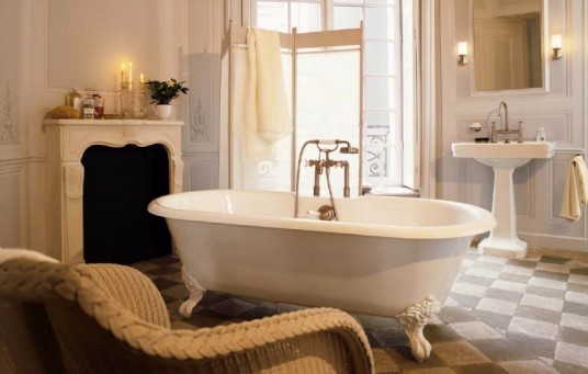 luxury-bathtub-and-sofa-for-bathroom-design-800x509