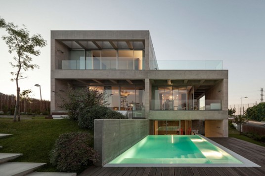 View Swimming Pool of Modern House