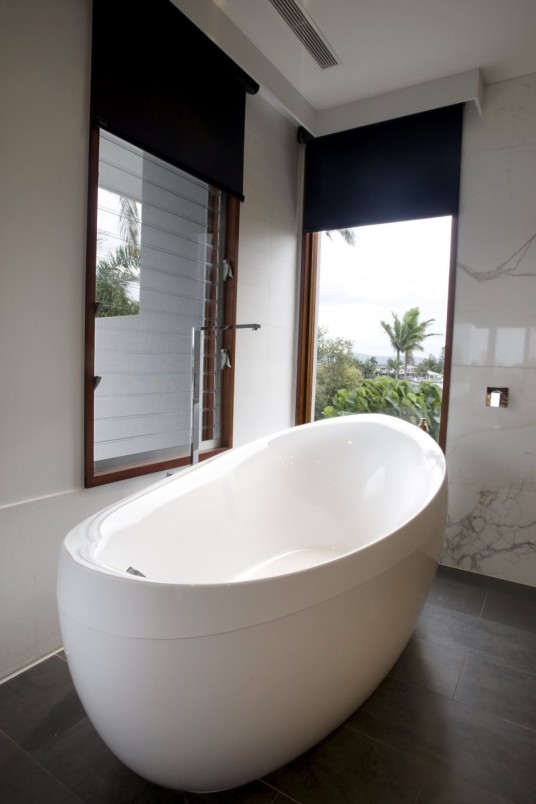 Amalfi Drive Residence Design Bathub