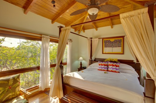 Deluxe Treehouse bed Room