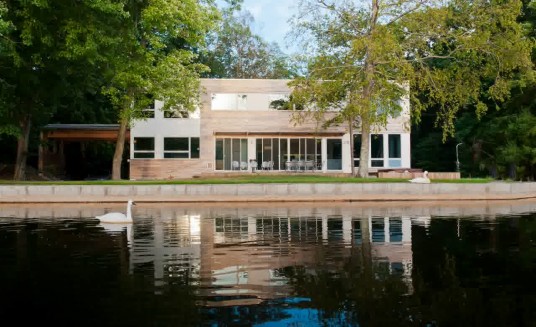 Modern House Design Lake Side