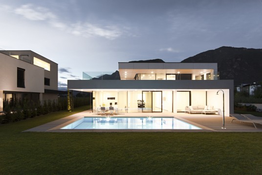 Modern Big House Architecture with Two Floor and Swimming Pool in Front Yard