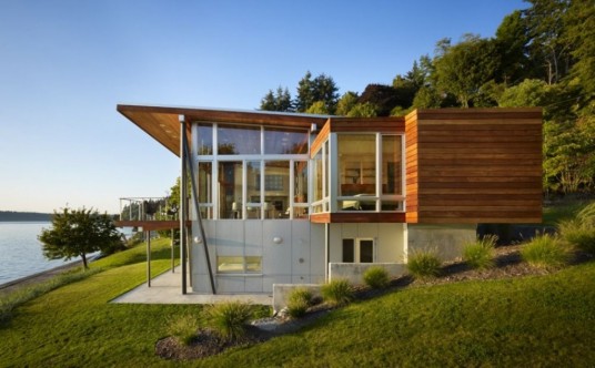 Modern Wood Big House Architecture in Side of The Lake